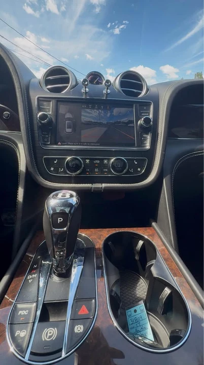 2017 Bentley Bentayga - Image 6 of 9