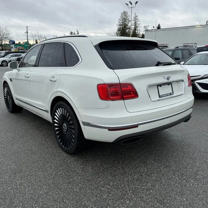 2017 Bentley Bentayga - Image 8 of 15