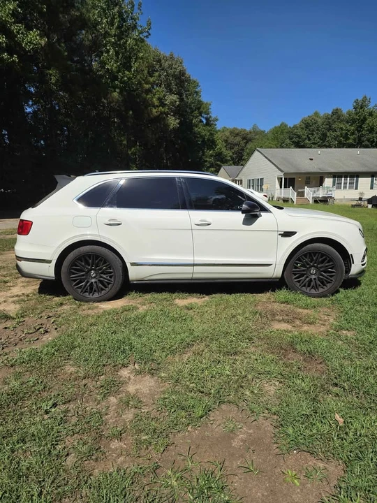 2017 Bentley Bentayga - Image 3 of 8