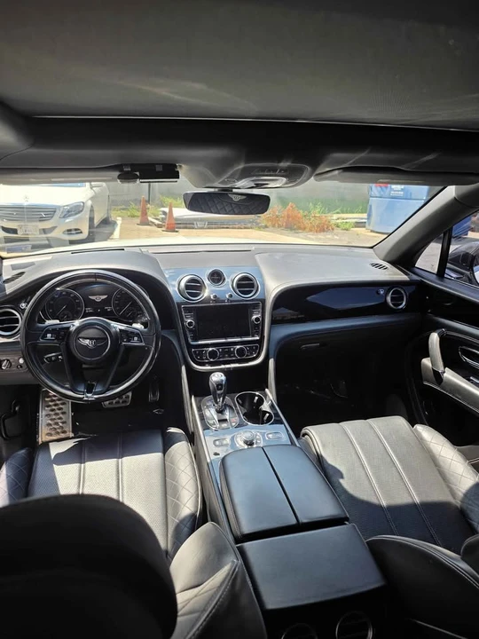 2017 Bentley Bentayga - Image 6 of 8