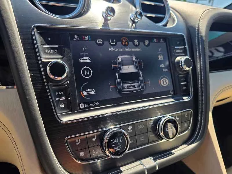 2017 Bentley Bentayga - Image 9 of 16