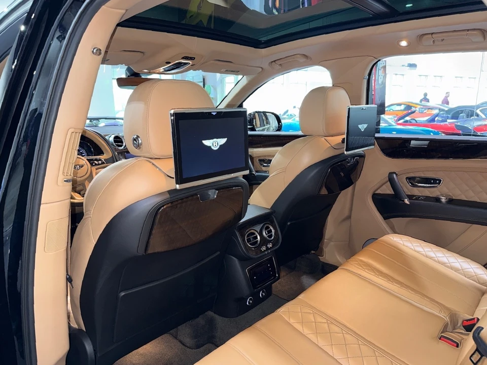 2017 Bentley Bentayga - Image 9 of 12