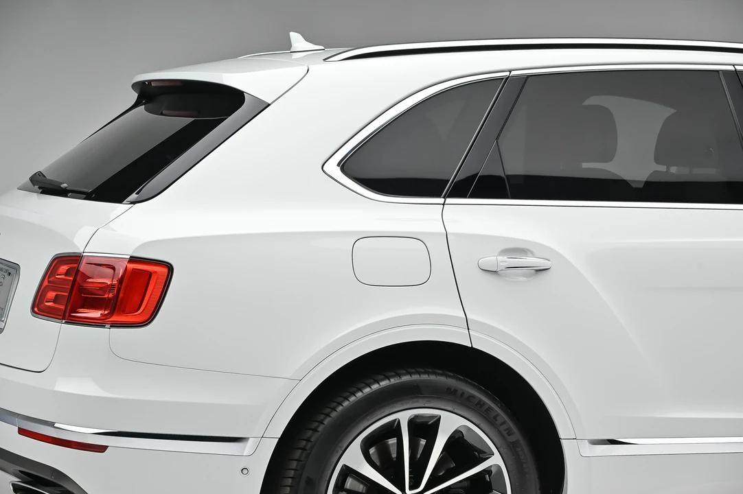 2017 Bentley Bentayga - Image 29 of 31