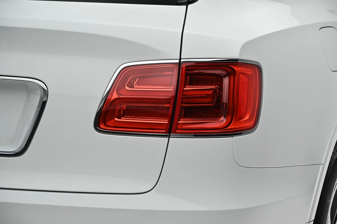 2017 Bentley Bentayga - Image 27 of 31