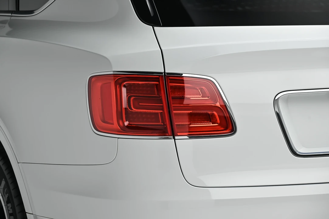 2017 Bentley Bentayga - Image 26 of 31