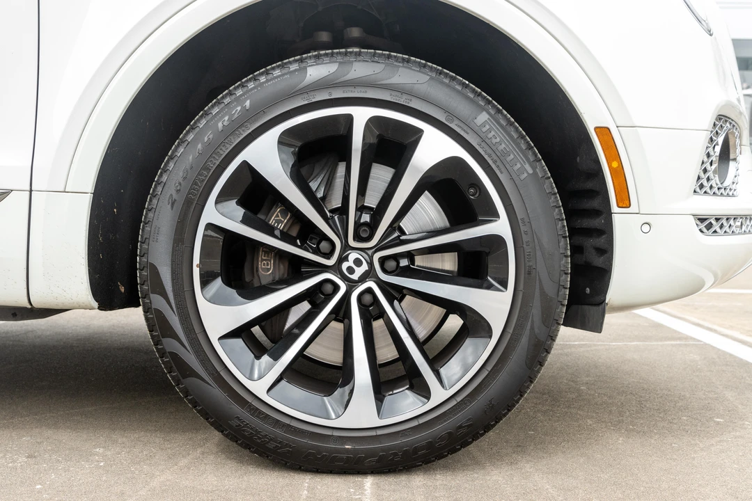2017 Bentley Bentayga - Image 25 of 31