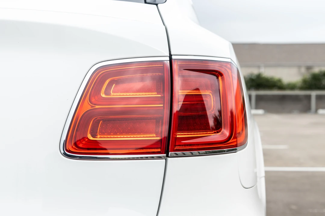 2017 Bentley Bentayga - Image 18 of 31