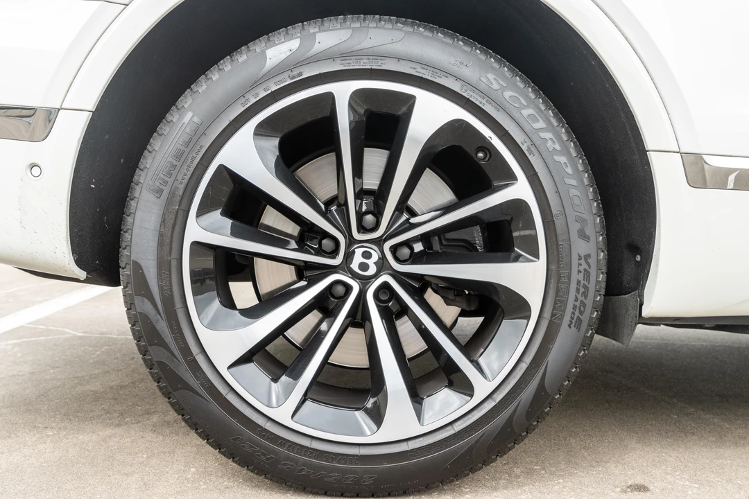 2017 Bentley Bentayga - Image 24 of 31