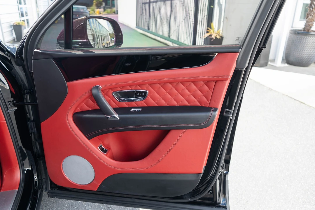 2017 Bentley Bentayga - Image 29 of 31