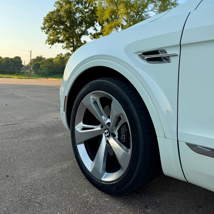2017 Bentley Bentayga - Image 16 of 31