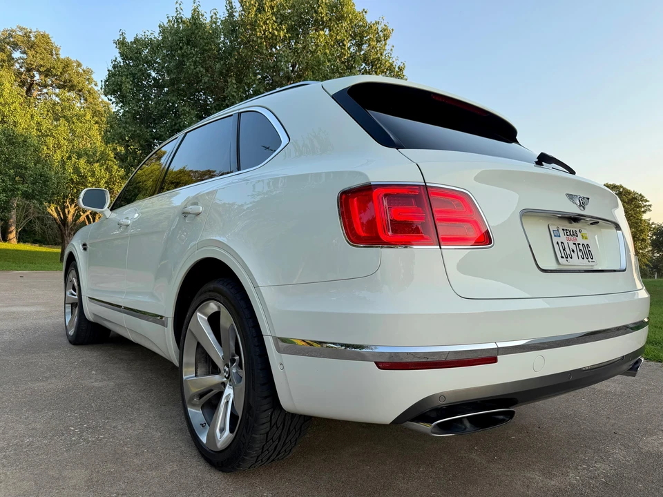 2017 Bentley Bentayga - Image 11 of 31