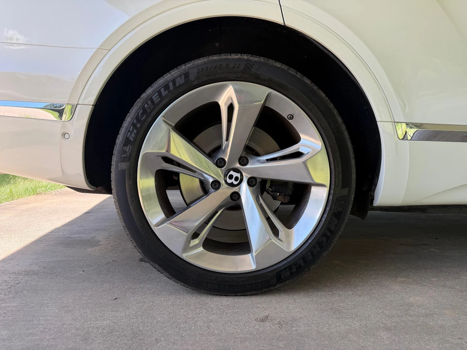 2017 Bentley Bentayga - Image 18 of 31