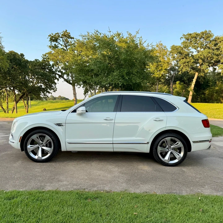 2017 Bentley Bentayga - Image 8 of 31