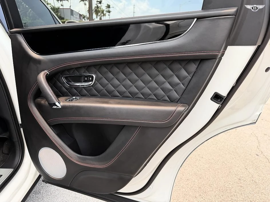 2017 Bentley Bentayga - Image 28 of 31