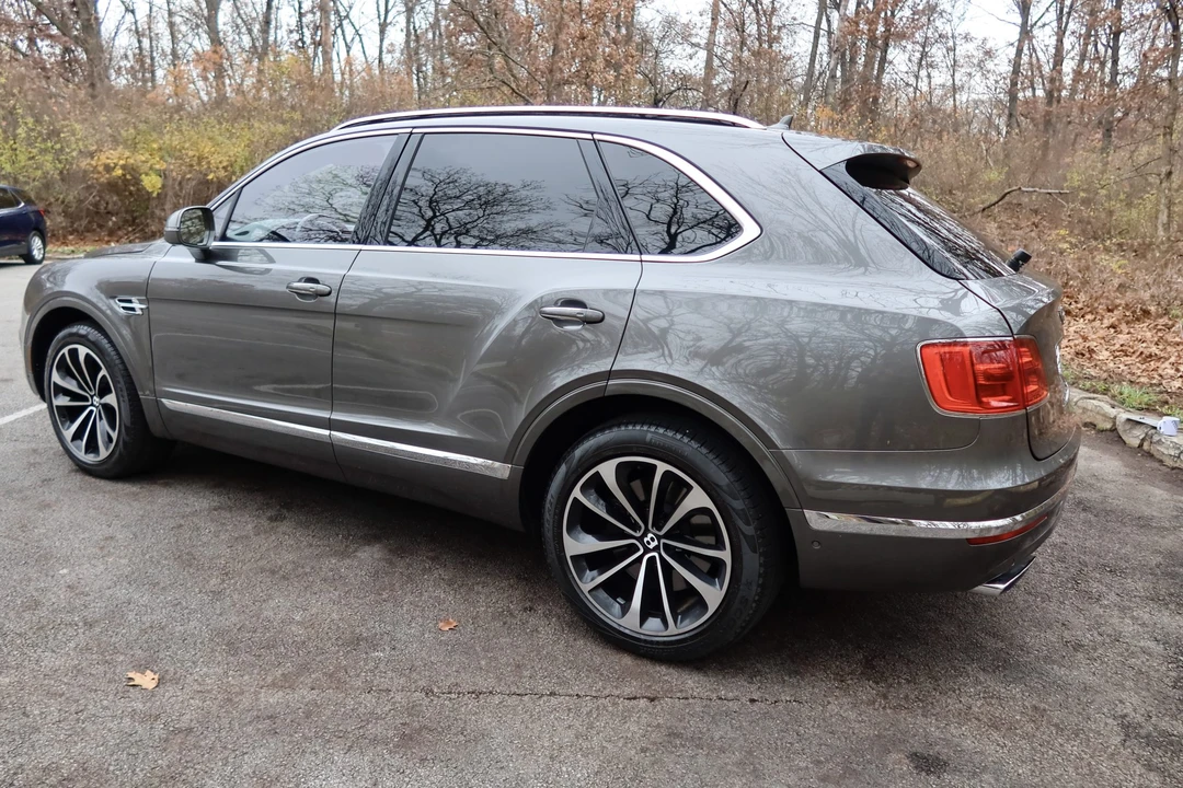 2017 Bentley Bentayga - Image 29 of 31