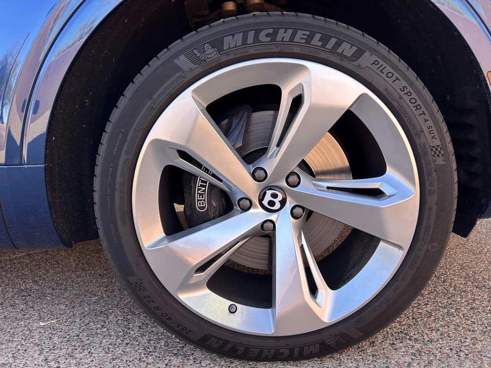 2017 Bentley Bentayga - Image 29 of 31