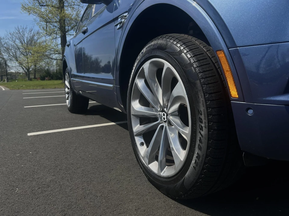 2017 Bentley Bentayga - Image 29 of 31