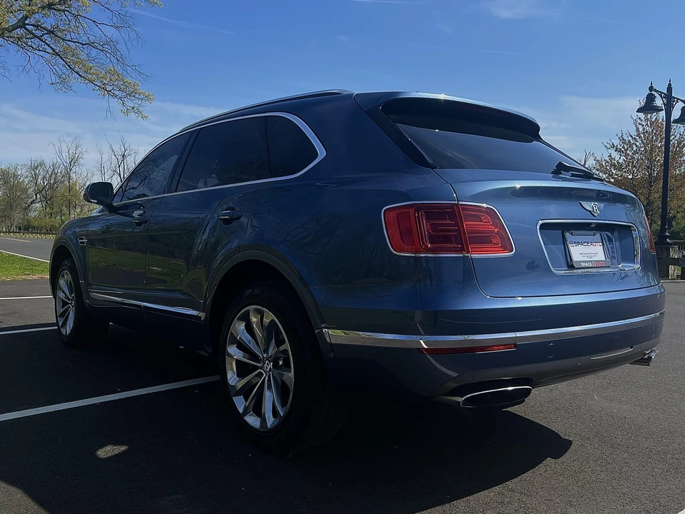 2017 Bentley Bentayga - Image 8 of 31