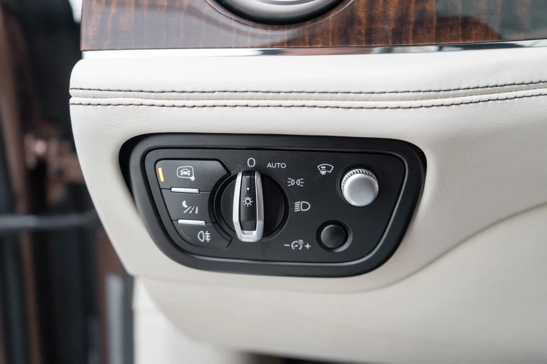 2017 Bentley Bentayga - Image 17 of 21