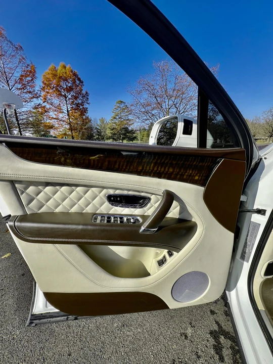 2017 Bentley Bentayga - Image 25 of 31