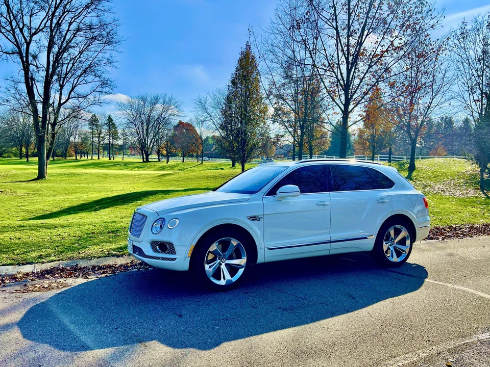 2017 Bentley Bentayga - Image 2 of 31