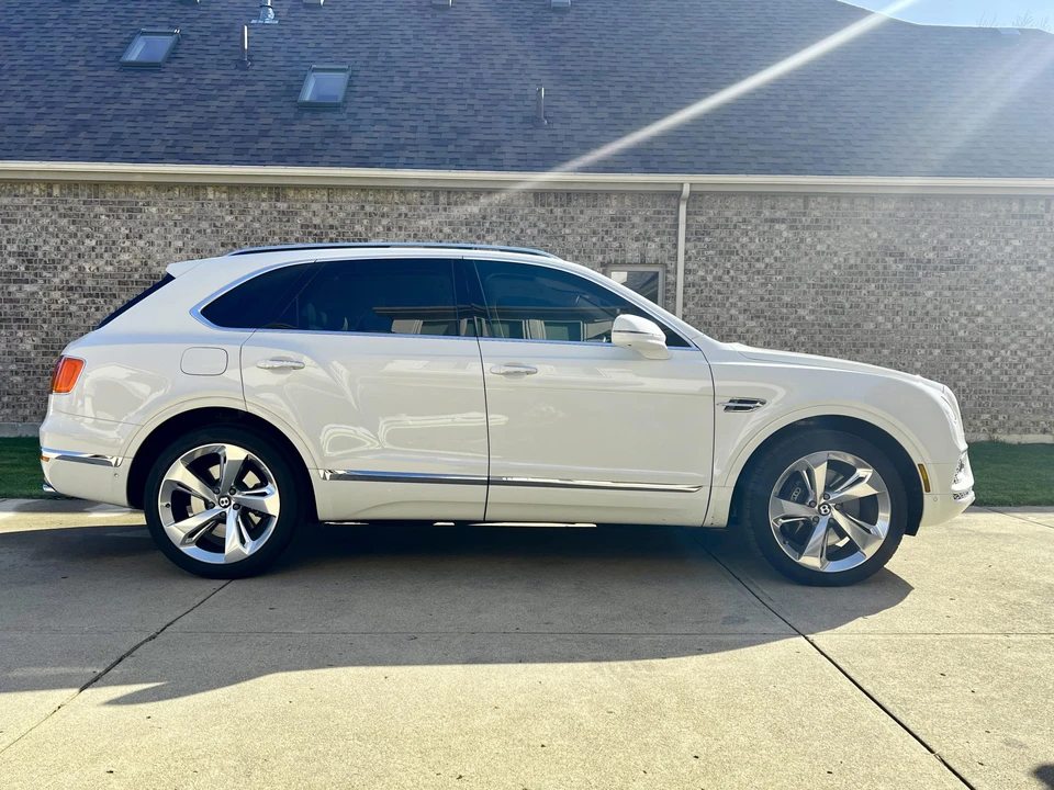 2017 Bentley Bentayga - Image 8 of 31