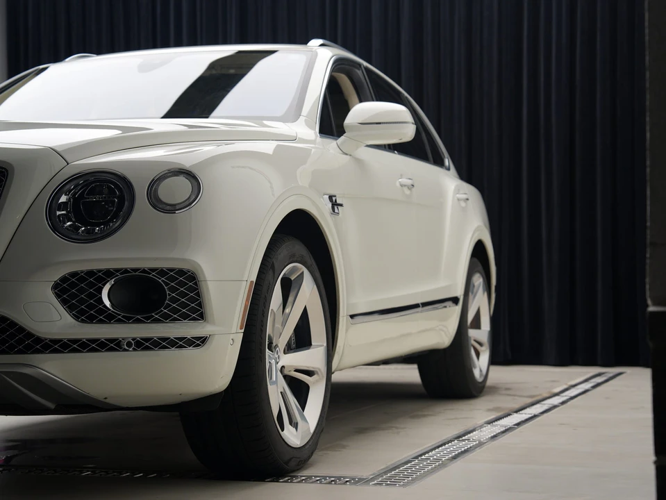 2017 Bentley Bentayga - Image 29 of 31