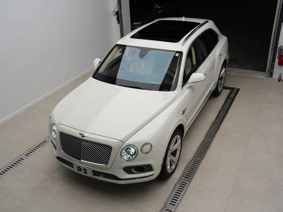 2017 Bentley Bentayga - Image 2 of 31