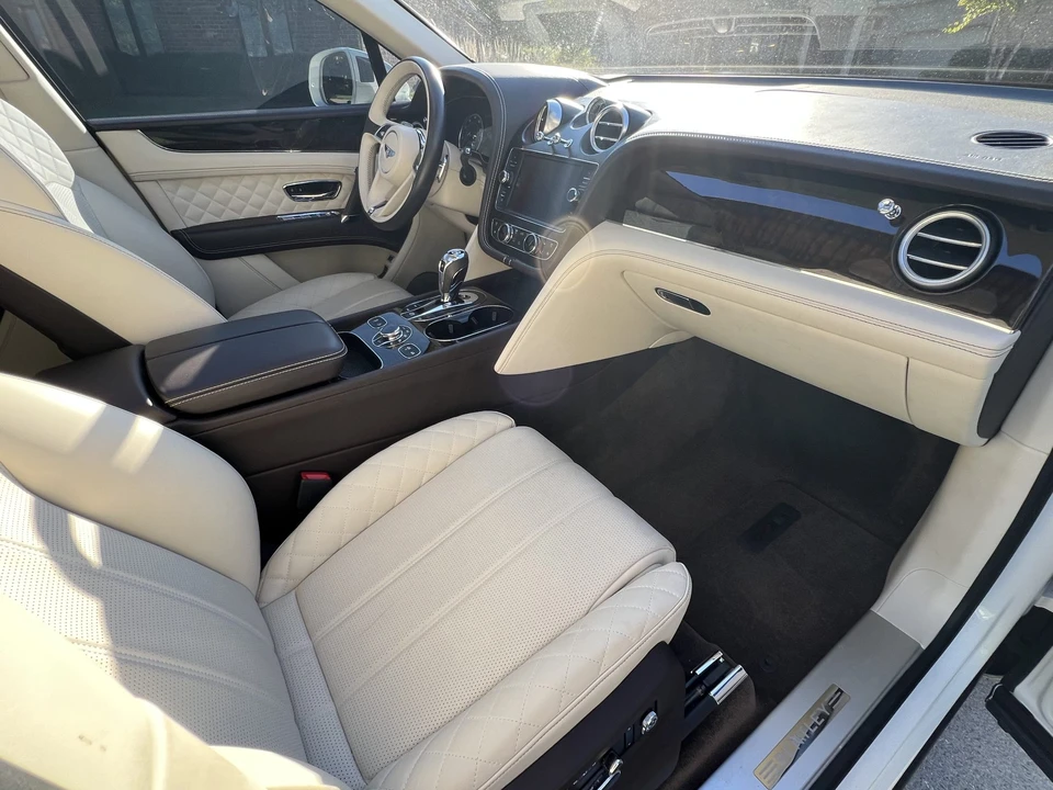 2017 Bentley Bentayga - Image 29 of 31