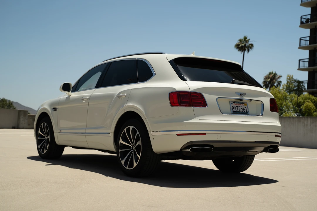 2017 Bentley Bentayga - Image 17 of 31