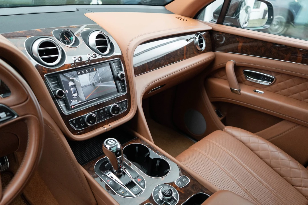 2017 Bentley Bentayga - Image 17 of 21
