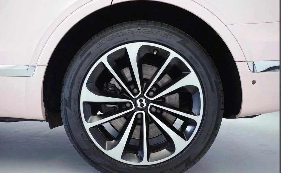2017 Bentley Bentayga - Image 9 of 14
