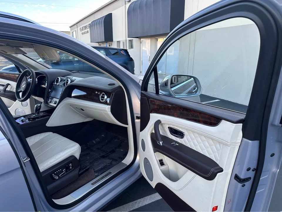 2017 Bentley Bentayga - Image 11 of 17