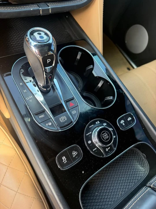 2017 Bentley Bentayga - Image 8 of 17