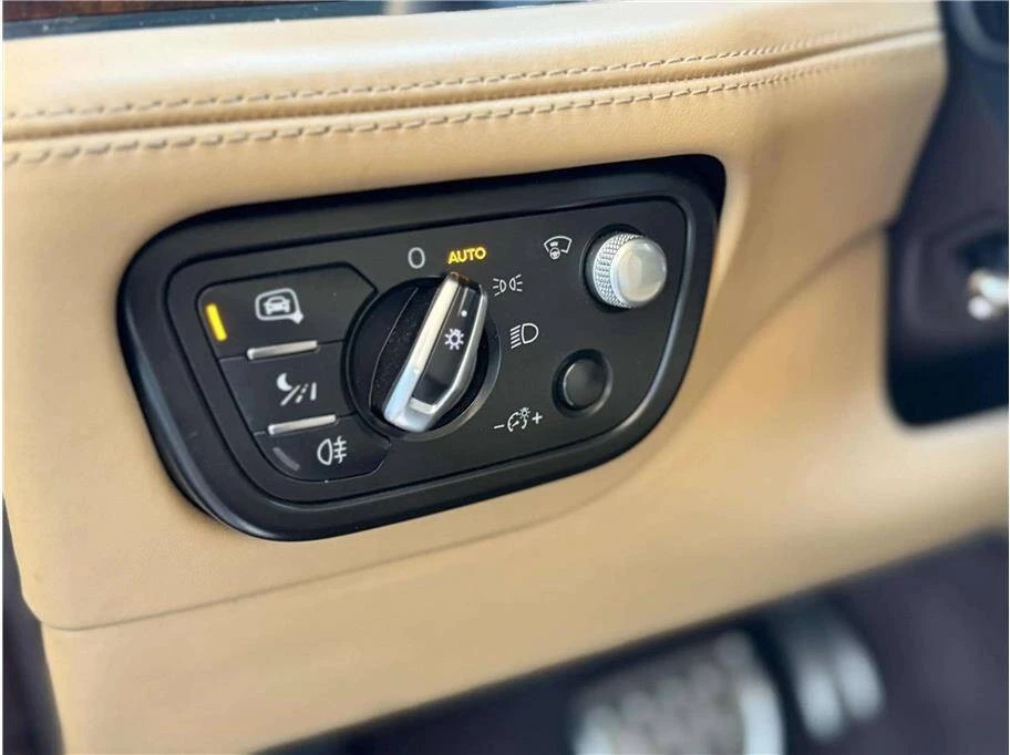2017 Bentley Bentayga - Image 18 of 31