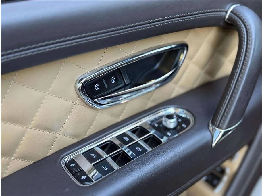 2017 Bentley Bentayga - Image 16 of 31