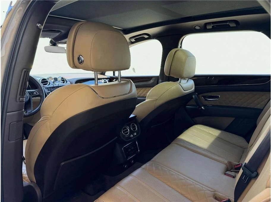 2017 Bentley Bentayga - Image 29 of 31