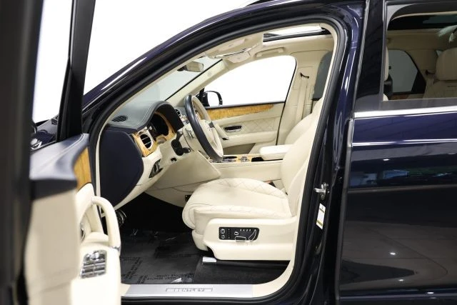 2017 Bentley Bentayga - Image 16 of 31