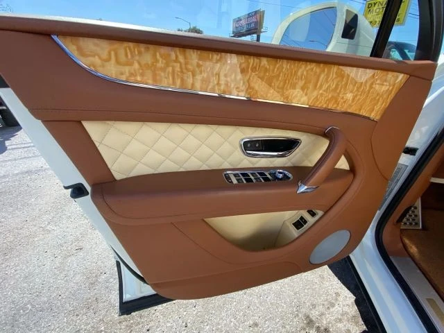 2017 Bentley Bentayga - Image 22 of 31