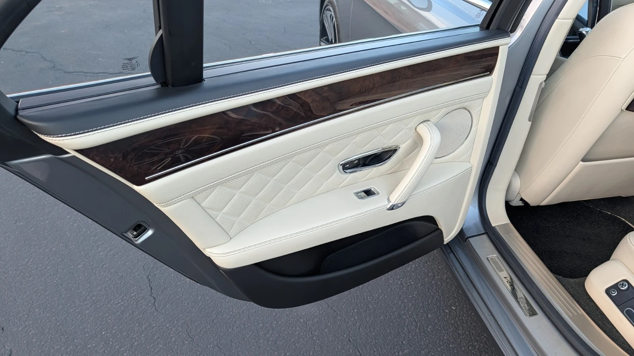 2017 Bentley - Image 24 of 31