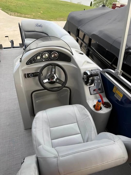 2017 Bentley Bentayga - Image 9 of 10