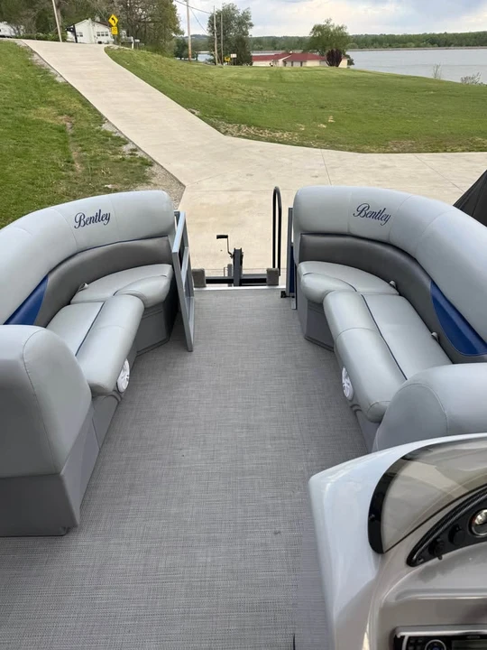 2017 Bentley Bentayga - Image 7 of 10