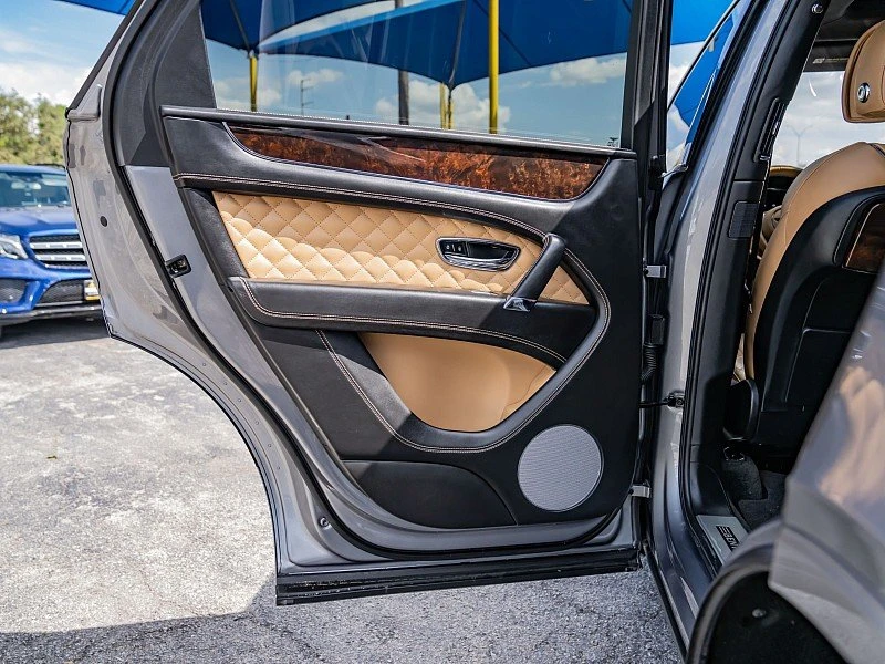 2017 Bentley Bentayga - Image 13 of 18