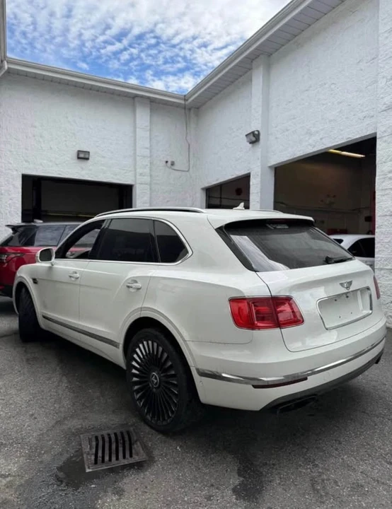 2017 Bentley Bentayga - Image 2 of 7
