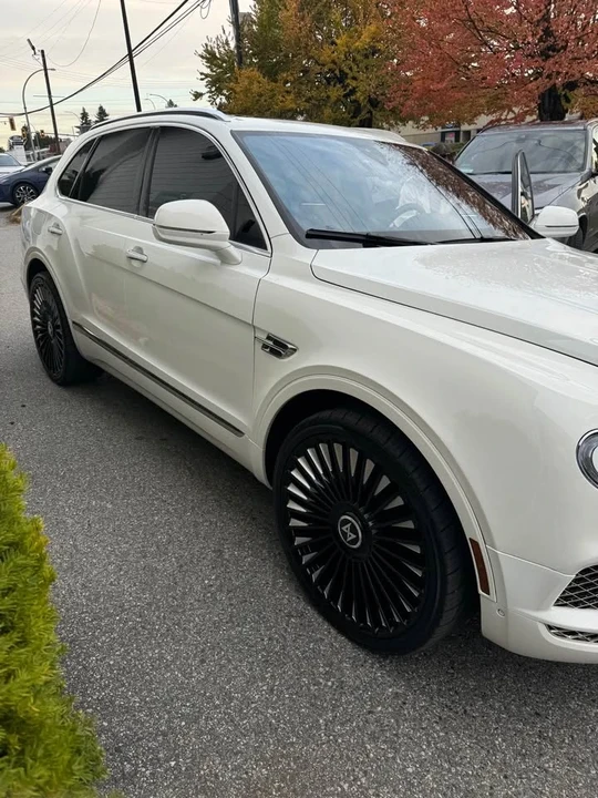 2017 Bentley Bentayga - Image 4 of 9