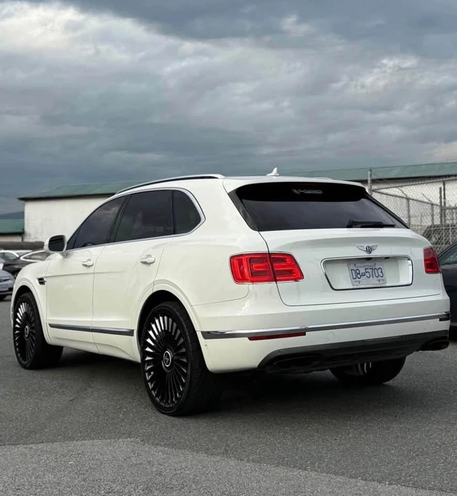 2017 Bentley Bentayga - Image 4 of 10