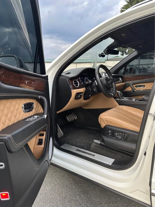 2017 Bentley Bentayga - Image 11 of 17