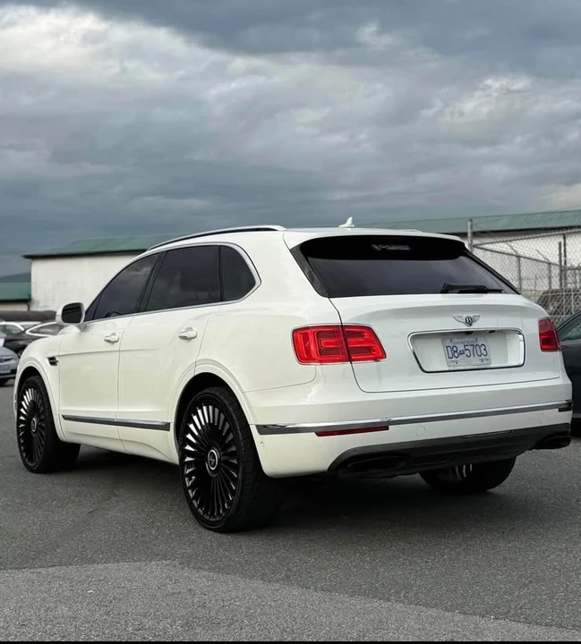 2017 Bentley Bentayga - Image 4 of 10