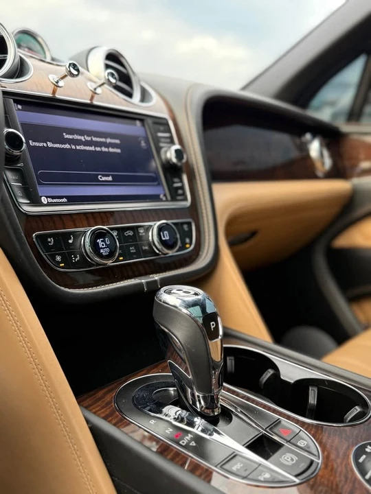 2017 Bentley Bentayga - Image 6 of 9