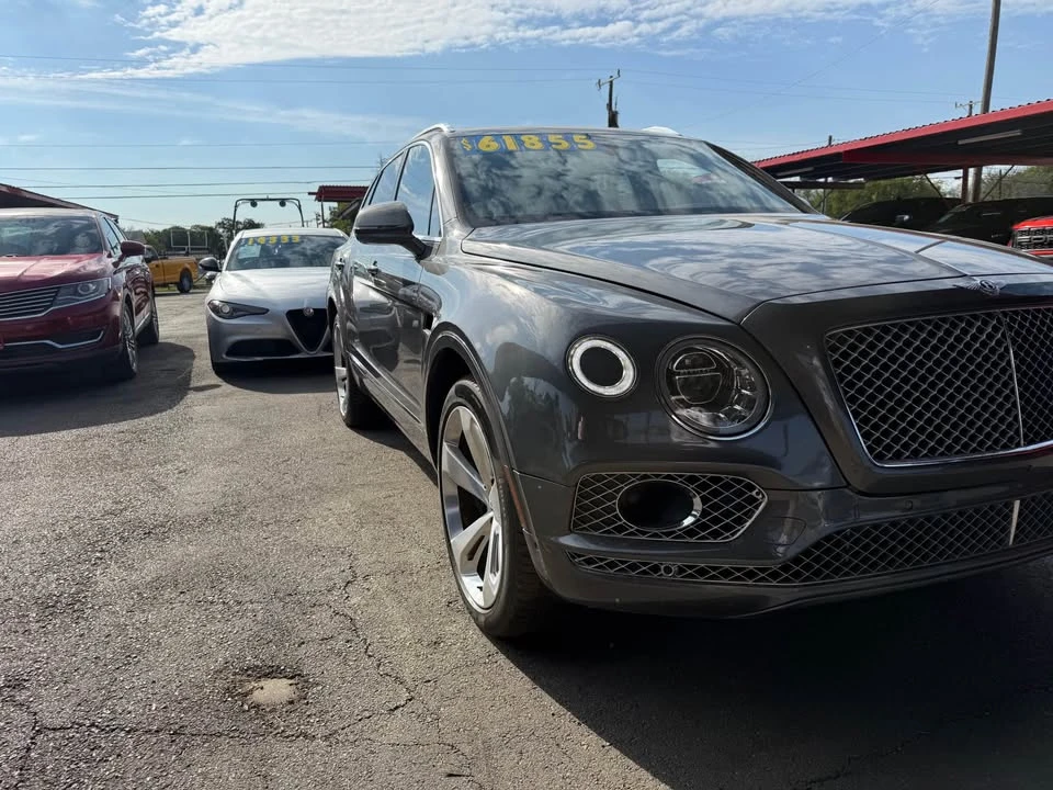 2017 Bentley Bentayga - Image 2 of 8